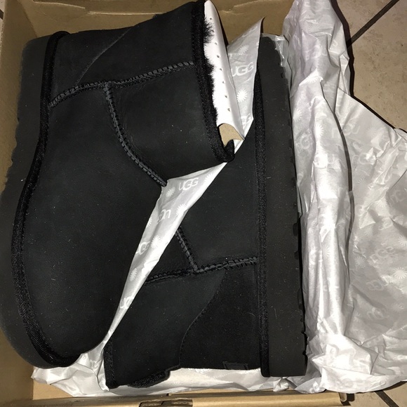 Women’s UGG CLASSIC MINI II BOOTS BLACK - Picture 5 of 13